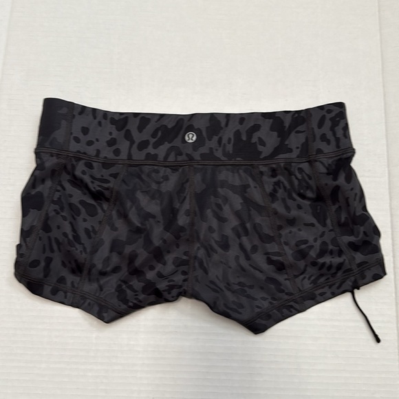 Lululemon - Hot Hot Short Animal Swirl Deep Coal Light - Size 6 - Gently Used!! - Picture 4 of 8